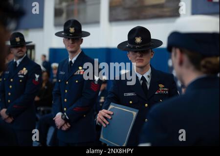 Petty Officer 2. Class Caleigh Vazquez, ein leitender Kommandeur der Firma, überreicht Absolventen der Rekrutierungsfirma E-203 Zertifikate, wenn sie eine Grundausbildung in den USA absolvieren Trainingszentrum der Küstenwache Cape May, N.J., 20. Januar 2023. Als Streitkräfte der Vereinigten Staaten, die führende nationale Agentur für die Durchsetzung der Seeschifffahrt und eine Agentur für die Sicherheit und Regulierung im Seeverkehr, stehen unsere engagierten Küstenwachenmitglieder täglich an der Front und führen globale Operationen durch und schützen unser Heimatland vor sich ständig weiterentwickelnden Bedrohungen. Wir inspirieren eine flexible, anpassungsfähige und effiziente Belegschaft Stockfoto