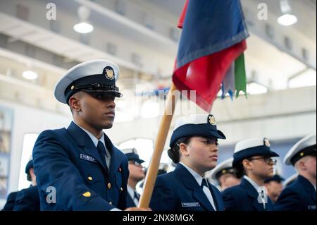 Absolventen des Recruit Company E-203 absolvieren die Grundausbildung in den USA Trainingszentrum der Küstenwache Cape May, N.J., 20. Januar 2023. Als Streitkräfte der Vereinigten Staaten, die führende nationale Agentur für die Durchsetzung der Seeschifffahrt und eine Agentur für die Sicherheit und Regulierung im Seeverkehr, stehen unsere engagierten Küstenwachenmitglieder täglich an der Front und führen globale Operationen durch und schützen unser Heimatland vor sich ständig weiterentwickelnden Bedrohungen. Wir werden eine flexible, anpassungsfähige und effiziente Belegschaft inspirieren, während wir uns bemühen, unseren Wettbewerbsvorteil in einem zunehmend dynamischen Umfeld und einem sich verändernden Arbeitsmarkt zu erhalten. Stockfoto