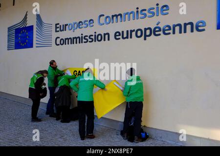 Brüssel, Belgien. 01. März 2023. Umweltaktivisten protestieren gegen den Bau der EastMed-Untersee-Pipeline außerhalb des Hauptsitzes der Europäischen Kommission in Brüssel, Belgien, 1. März 2023. Kredit: ALEXANDROS MICHAILIDIS/Alamy Live News Stockfoto