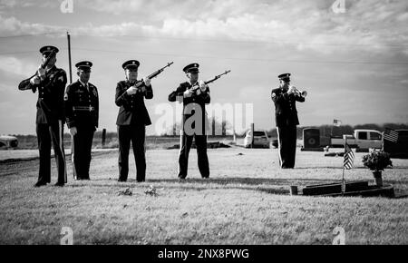 Mitglieder der Nationalgarde Iowa salutieren mit drei Volleygewehren, während Taps während einer Gedenkfeier für Staff Sgt. David Mosinski am St. Mary's Cemetery in Wilton, Iowa, am 16. Januar 2023 stattfindet. Mosinski starb bei einem Autounfall im Januar 8. Er war bei der Iowa Army National Guard als Mechaniker für Radfahrzeuge bei der 3654. Supply Maintenance Company tätig und hatte kürzlich 20 Jahre in seinem Bundesstaat und Land gearbeitet. Stockfoto