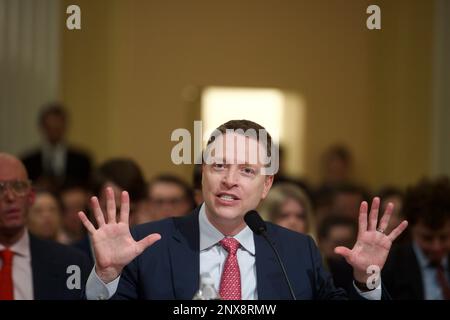 Washington, Vereinigte Staaten Von Amerika. 28. Februar 2023. Matthew Pottinger, Chairman des FDD China Program, Foundation for Defense of Democracies beantwortet Fragen, während er vor dem House Select Committee on the Strategic Competition between the United States and the Chinese Communist Party anhört, dass die Kommunistische Partei Chinas Amerika bedroht“ im Canon House Office Building auf Capitol Hill in Washington, DC, Dienstag, 28. Februar 2023. Kredit: Rod Lamkey/CNP/Sipa USA Kredit: SIPA USA/Alamy Live News Stockfoto