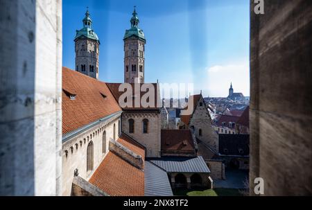 01. März 2023, Sachsen-Anhalt, Naumburg (Saale): Die Türme der Kathedrale in Naumburg erheben sich in den blauen Winterhimmel. Sonnig und winterlich kalt präsentiert das Wetter mitten in der Woche. Foto: Hendrik Schmidt/dpa Stockfoto