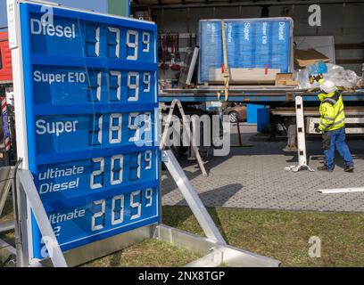 München, Deutschland. 01. März 2023. Ein Arbeiter liefert neue Treibstoffpreistafeln für eine Tankstelle. Kredit: Peter Kneffel/dpa/Alamy Live News Stockfoto