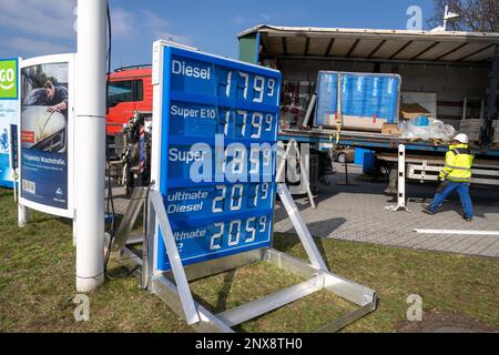 München, Deutschland. 01. März 2023. Ein Arbeiter liefert neue Treibstoffpreistafeln für eine Tankstelle. Kredit: Peter Kneffel/dpa/Alamy Live News Stockfoto