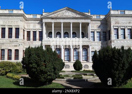 ISTANBUL, TÜRKEI - 13. SEPTEMBER 2017: Dieses Gebäude ist das Nationalmuseum für Palastmalerei, erbaut im osmanischen Barockstil. Stockfoto