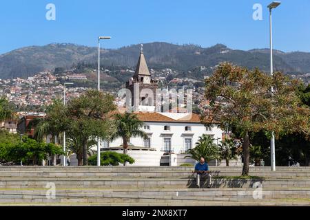 FUNCHAL, PORTUGAL - 20. AUGUST 2021: Dies ist ein Bruchteil des modernen Volksplatzes in der Nähe des Hafens mit Steintreppen verschiedener Höhen und Formen. Stockfoto