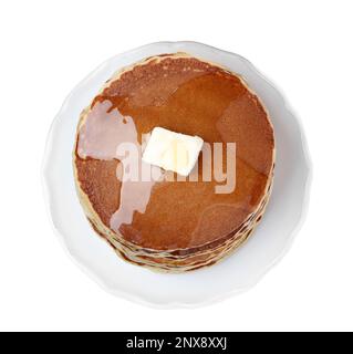 Ein Stapel leckerer Pfannkuchen mit Butter und Honig auf weißem Hintergrund, Draufsicht Stockfoto