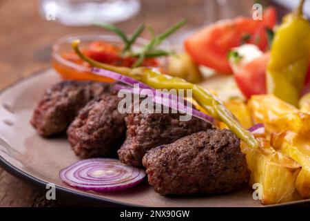 Cevapcici auf Einem Teller mit Pommes frites Stockfoto