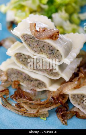 Hälften Schwäbische Maultaschen Pasta Mit Salat Stockfoto