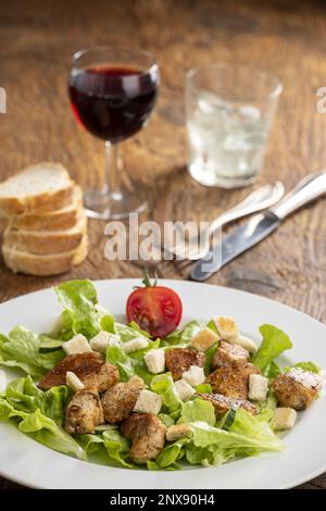 Caesar Salat auf weißem Teller Stockfoto