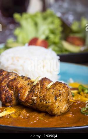 Indisches Hühnchen Tikka Masala On Wood Stockfoto