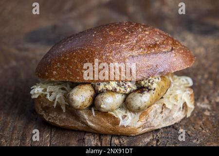 Gegrillte Nürnberger Würstchen in Einem Brötchen Stockfoto