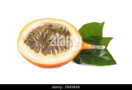 Die Hälfte köstlicher reifer Granadilla mit grünen Blättern Stockfoto