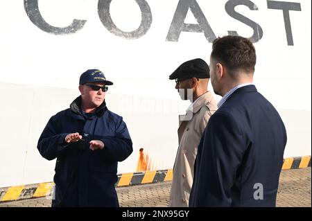 USA Coast Guard Cutter Kimball (WMSL 756) Commanding Officer Capt. Thomas D’Arcy spricht mit Chuka Asike, dem Leitenden Offizier der USA Konsulat Fukuoka und Konsulatspersonal nach dem Kimball, der am 10. Februar 2023 in Kagoshima, Japan, festgemacht wurde. Kimballs Besatzung ist in Kagoshima, um gemeinsame Schulungen und einen professionellen Austausch mit Mitgliedern der japanischen Küstenwache durchzuführen und damit eine Kooperationsvereinbarung auszubauen, die 2022 zwischen den beiden Seeverkehrsdiensten unterzeichnet wurde und mit der die Operation SAPPHIRE, eine Daueroperation zur Stärkung der Beziehungen, zur Verstärkung bilateraler Engagements, eingeführt wurde; Und konzentrieren Sie sich auf die Aufrechterhaltung eines fr Stockfoto