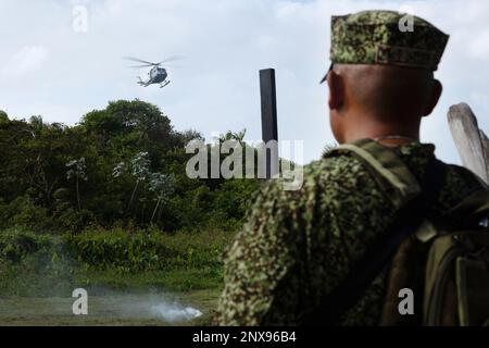 Ein kolumbianischer Marine schaut auf eine Armada Nacional de la Republica de Colombia (Kolumbianische Marine) Bell UH-1N Twin Huey auf kolumbianischem Marinestützpunkt Turbo, Turbo, Kolumbien, 24. Januar 2023. USA Marinekorps, Lieutenant General David Bellon, Kommandeur der USA Marine Corps Forces, Süd und USA Die Reserve der Marinekorps, seine Mitarbeiter und die Führer des 4. Assault-Amphibienbataillons reisten nach Kolumbien, um sich mit der Führung des Infantería de Marina Colombiana (Kolumbianisches Marinekorps) zu treffen, um die Partnerschaft zwischen den beiden Navies und dem Marinekorps weiter zu stärken. Stockfoto