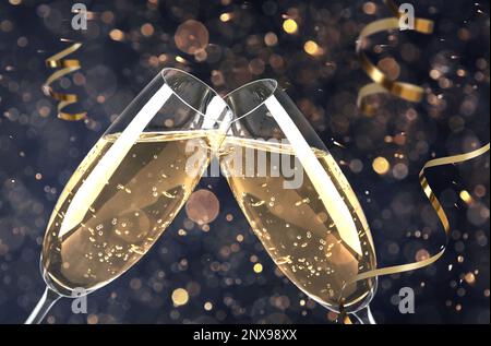 Gläser mit Sekt und glänzenden Schlangenschnüren gegen verschwommenes festliches Licht Stockfoto