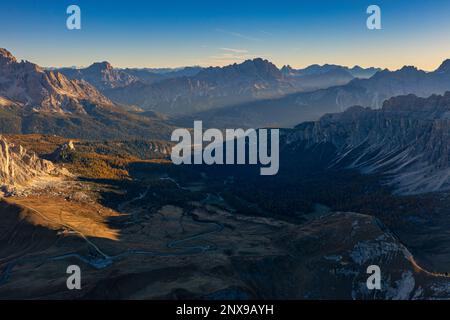 Es liegt im Zentrum einer riesigen Bergweide am Fuße von Nuvolau (2.574 m) und dell'Averau (2.647 m), von wo aus Sie leicht die erreichen Stockfoto