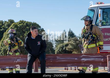 (Von rechts nach links) Airman 1. Class Jalen Brodit und Tetsuaki Nihei, 374. Civil Engineer Squadron Fire Defighters, kommen an einer simulierten Flugzeugabsturzstelle während einer Major Accident Response Exercise (MARE) auf dem Luftwaffenstützpunkt Yokota, Japan, 16. Februar 2023 an. Die MARE-Passagiere des simulierten Unfalls erlitten unterschiedlich schwere Verletzungen. Yokota Ersthelfer führten die Übung durch, um sicherzustellen, dass sie für jeden Flugzeugnotfall bereit sind. Stockfoto