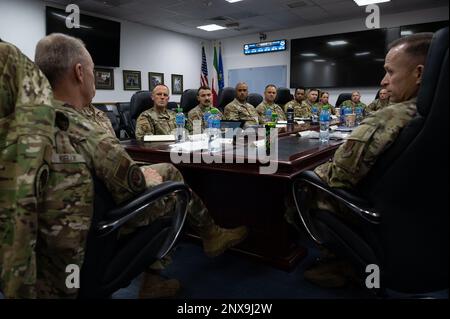 USA Air Force General Mark Kelly, Commander des Air Combat Command, und Kommandochef Master Sgt. John Storms, ACC, sprechen Sie während einer Tour auf dem Ali Al Salem Air Base, Kuwait, 15. Februar 2023 mit leitenden, nicht kommissionierten Offizieren. AASAB ist die USA Das Theaterportal des Zentralkommandos; ist dafür verantwortlich, Ressourcen und Fähigkeiten weiter in den Zuständigkeitsbereich zu bringen, während die Vereinigten Staaten ihre dauerhafte Präsenz in der AOR verstärken. Stockfoto