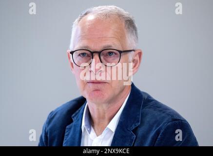 München, Deutschland. 01. März 2023. Winfried Nesensohn, Vorstandsvorsitzender des Bayerischen Vereins, nimmt an einer Pressekonferenz des Jugendherbergswerks Bayern Teil. Drei Jahre nach der ersten vollständigen Corona-Abriegelung zieht das Jugendherbergswerk Bayern Bilanz. Kredit: Sven Hoppe/dpa/Alamy Live News Stockfoto