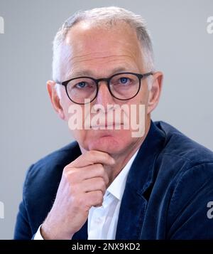 München, Deutschland. 01. März 2023. Winfried Nesensohn, Vorstandsvorsitzender des Bayerischen Vereins, nimmt an einer Pressekonferenz des Jugendherbergswerks Bayern Teil. Drei Jahre nach der ersten vollständigen Corona-Abriegelung zieht das Jugendherbergswerk Bayern Bilanz. Kredit: Sven Hoppe/dpa/Alamy Live News Stockfoto