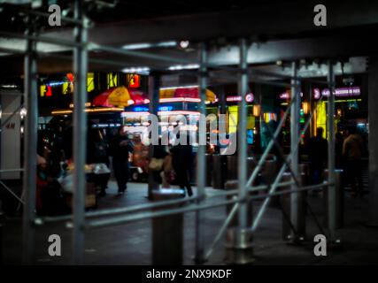 Abstrakter verschwommener Hotdog-Anbieter am Times Square in New York am Mittwoch, den 8. Februar 2023. (© Richard B. Levine) Stockfoto