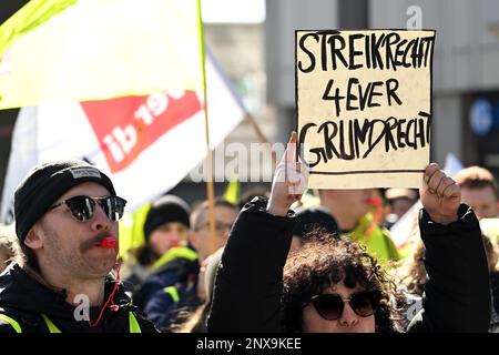 Gelsenkirchen, Deutschland. 01. März 2023. Eine markante Jugend hält ein Poster mit der Aufschrift „Recht auf das 4EVER. Grundrecht“ in ihren Händen. Im Tarifstreit im öffentlichen Sektor fordert die Gewerkschaft Verdi einen landesweiten Warnstreik für Praktikanten und Doppelstudenten. Kredit: Federico Gambarini/dpa/Alamy Live News Stockfoto