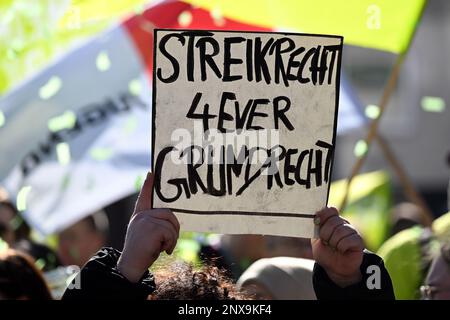 Gelsenkirchen, Deutschland. 01. März 2023. Eine markante Jugend hält ein Poster mit der Aufschrift „Recht auf das 4EVER. Grundrecht“ in ihren Händen. Im Tarifstreit im öffentlichen Sektor fordert die Gewerkschaft Verdi einen landesweiten Warnstreik für Praktikanten und Doppelstudenten. Kredit: Federico Gambarini/dpa/Alamy Live News Stockfoto