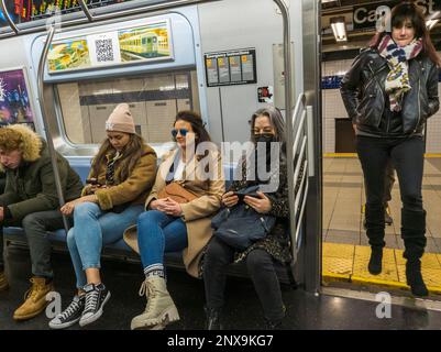 Wochenendreiter an der Canal Street Station in der New York U-Bahn am Samstag. 18. Februar 2023. (© Richard B. Levine) Stockfoto