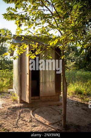 Eine Familienlatrine in einem ländlichen Dorf in der Provinz Siem Reap in Kambodscha. Stockfoto