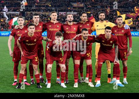 Roma-Spieler posieren für ein Teamfoto während des Fußballspiels der Europa League zwischen AS Roma und dem FC Salzburg im Olimpico-Stadion in Rom (Italien), Feb Stockfoto