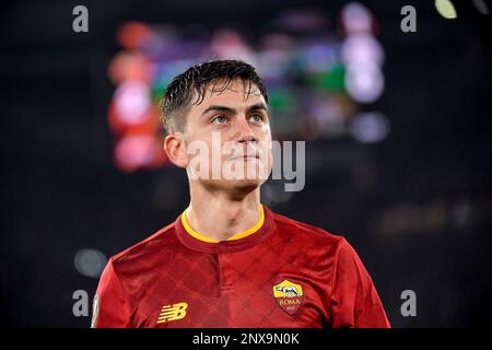 Paulo Dybala von AS Roma blickt während des Fußballspiels der Europa League zwischen AS Roma und dem FC Salzburg im Olimpico-Stadion in Roma (Italien) im Februar auf Stockfoto