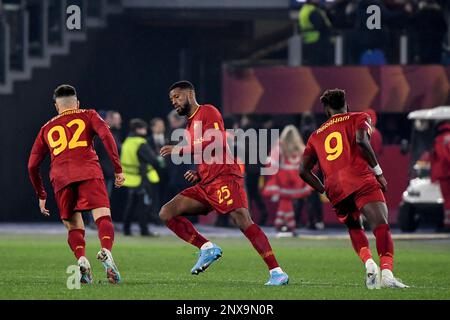 Stephan El Shaarawy, Georginio Wijnaldum und Tammy Abraham von AS Roma wärmen sich während des Fußballspiels der Europa League zwischen AS Roma und FC Salzburg auf Stockfoto