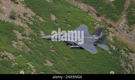 USAF F-15E von RAF Lakenheath. Hier beim Low-Flying-Training im Lake District (Low Fly Area 17), Cumbria, Großbritannien Stockfoto