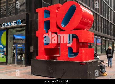 Eine JPMorgan Chase Bank in New York, in der Mitte der Stadt, neben Robert Indianas „Hope“-Skulptur am Sonntag, den 26. Februar 2023. (© Richard B. Levine) Stockfoto