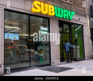 Eine Franchise der Subway Sandwich Kette in Midtown Manhattan Viertel in New York am Sonntag, 26. Februar 2023. (© Richard B. Levine) Stockfoto