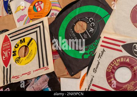 Eine Auswahl an Vinyl 45rpm Single records.from verschiedenen Plattenfirmen, die am Samstag, den 25. Februar 2023 in New York gesehen wurden. (© Richard B. Levine) Stockfoto