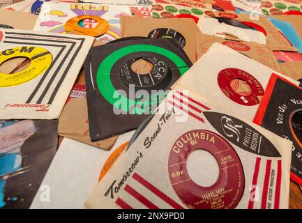 Eine Auswahl an Vinyl 45rpm Single records.from verschiedenen Plattenfirmen, die am Samstag, den 25. Februar 2023 in New York gesehen wurden. (© Richard B. Levine) Stockfoto