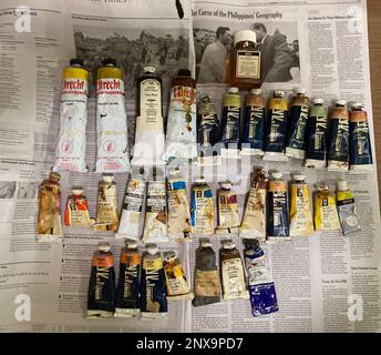 Eine Auswahl verschiedener Marken gebrauchter Ölfarben von Künstlern in New York am Montag, den 27. Februar 2023. (© Frances M. Roberts) Stockfoto