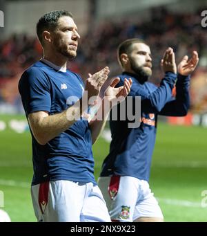 Wrexham, Wrexham County Borough, Wales. 28. Februar 2023 Wrexhams #4 Ben Tozer und #38 Elliot Lee klatschen Fans vor dem Anpfiff, während der Wrexham Association Football Club V Chesterfield Football Club auf dem Rennplatz in der Vanarama National League. (Bild: ©Cody Froggatt/Alamy Live News) Stockfoto