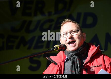 Gelsenkirchen, Deutschland. 01. März 2023. Frank Werneke, Vorsitzender der United Services Union Verdi, spricht vor jungen Leuten am Heinrich-König-Platz. Im Tarifstreit im öffentlichen Sektor fordert die Gewerkschaft Verdi einen landesweiten Warnstreik für Praktikanten und Doppelstudenten. Kredit: Federico Gambarini/dpa/Alamy Live News Stockfoto