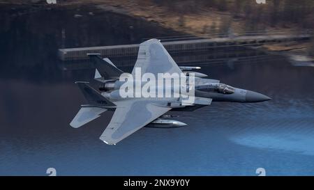 USAF F-15C von der RAF Lakenheath. Hier während des Low-Fly-Trainings im Lake District (Low Fly Area 17), Cumbria, Großbritannien Stockfoto