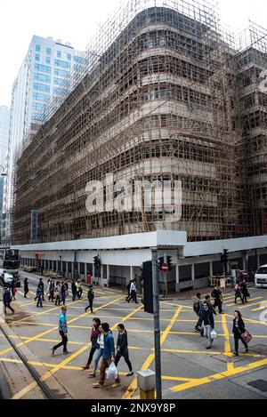 Bambusgerüst um ein Gebäude im Zentrum von Hongkong, China. Stockfoto