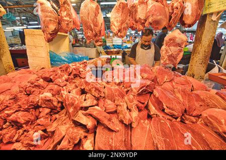 Kuala Lumpur, Malaysia - Januar 2023: Dieser Frischmarkt bietet eine breite Palette an Waren, von Fleisch- und Fischständen bis hin zu frischen Produkten und Gewürzen, alles bei Stockfoto