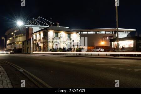 Wrexham, Wrexham County Borough, Wales. 28. Februar 2023 Der Turf Pub und die Rennbahn Groud vor dem Start, während des Wrexham Association Football Club V Chesterfield Football Club auf dem Rennplatz, in der Vanarama National League. (Bild: ©Cody Froggatt/Alamy Live News) Stockfoto