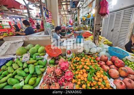 Kuala Lumpur, Malaysia - Januar 2023: Gemüsehändler auf dem Chow Kit Road Markt bieten oft eine farbenfrohe Auswahl an Produkten an, darunter vertraute und exotische Stockfoto