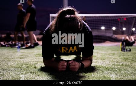 EIN US-AMERIKANISCHER Der Soldat absolviert den Plank-Teil des Army Combat Fitness-Tests in Camp Lemonnier, Dschibuti, 1. Februar 2023. Das ACFT optimiert die Bereitschaft für Soldier, reduziert die Verletzungsraten und verbessert die mentale Belastbarkeit und Ausdauer, um die Gesamteffektivität für alle Mitglieder des Militärdienstes zu verbessern. Stockfoto