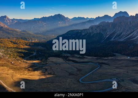 Es liegt im Zentrum einer riesigen Bergweide am Fuße von Nuvolau (2.574 m) und dell'Averau (2.647 m), von wo aus Sie leicht die erreichen Stockfoto