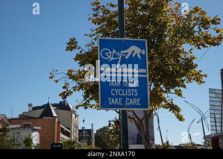 Straßenschild warnt Radfahrer vor Straßenbahnschienen, Christchurch Neuseeland. Stockfoto