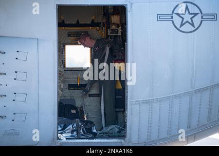 Flugbesatzung der 43. Electronic Combat Squadron führt am Luftwaffenstützpunkt Davis-Monthan, Arizona, am 18. Januar 2023 Inspektionen vor dem Flug durch. Der 43. ECS fliegt die EC-130H, um seine Mission zur elektronischen Flugführung als Teil der einzigen elektronischen Kampfgruppe in den USA durchzuführen Die Luftwaffe. Stockfoto